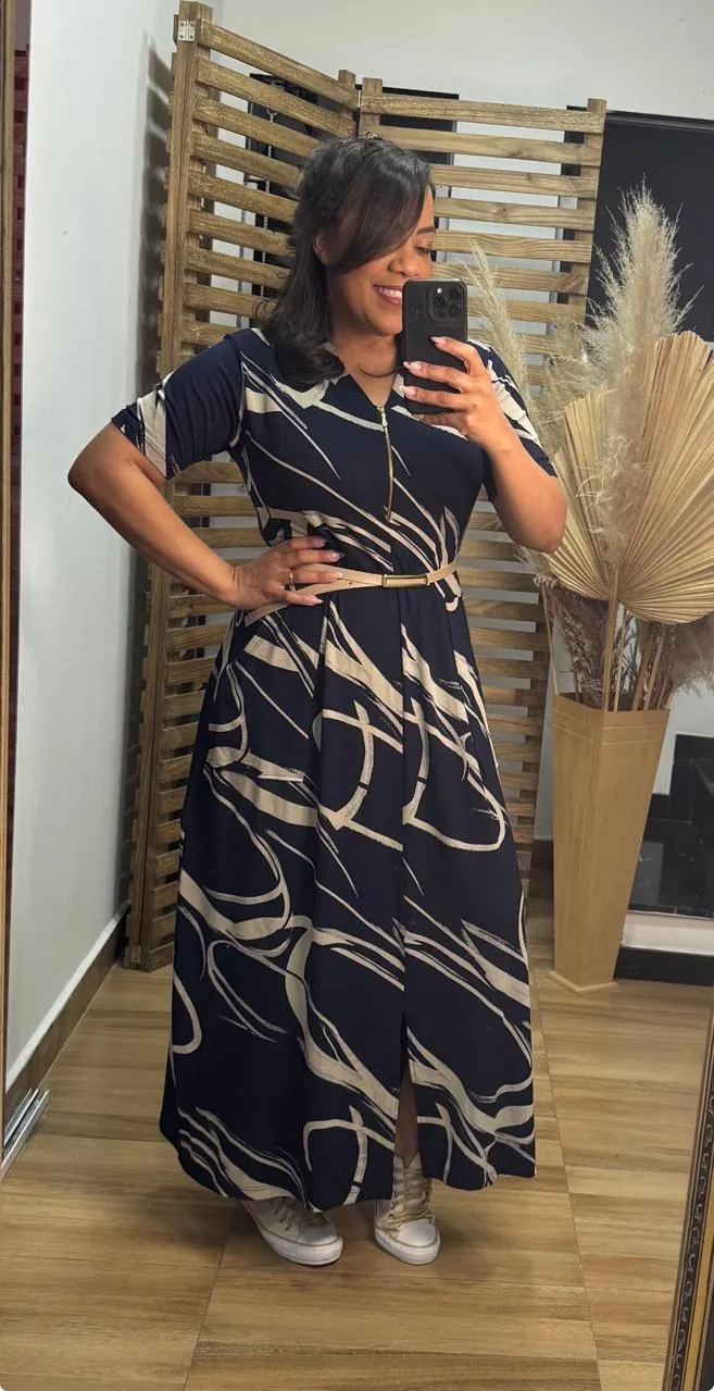 Vestido comprido azul-marinho com estampado de traços bege, colarinho e cinto