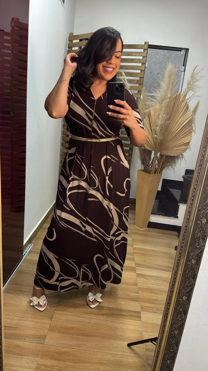 Vestido comprido castanho com estampado de traços bege, colarinho e fecho à frente