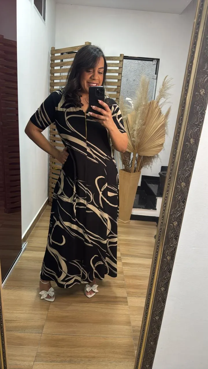 Vestido comprido preto com estampado de traços bege, colarinho e cinto na cintura