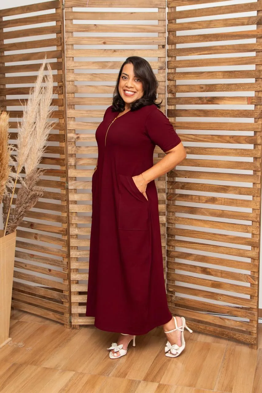 Vestido comprido bordô, de manga curta, com decote em V e fecho dourado