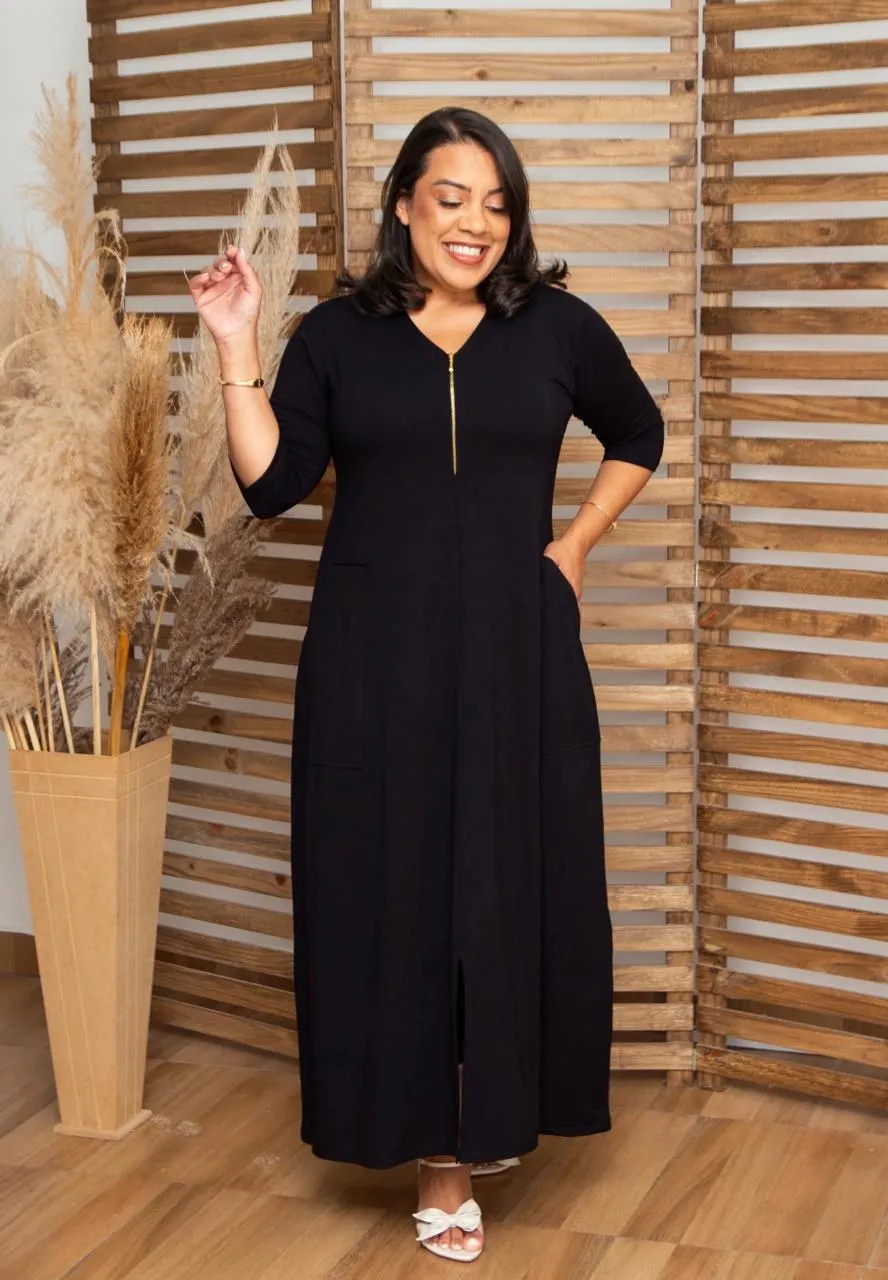 Vestido comprido preto, de manga três-quartos, com decote em V e fecho dourado