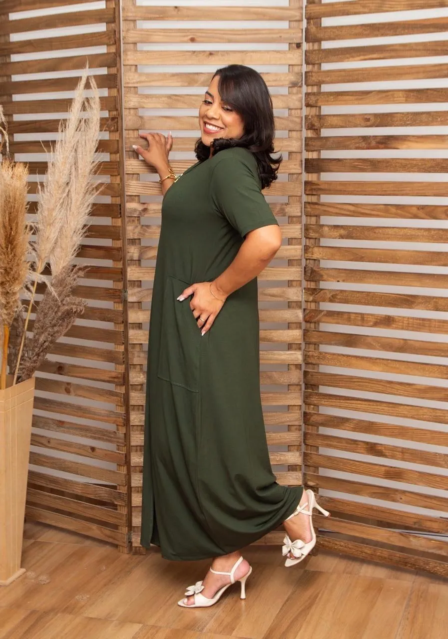Vestido comprido verde-azeitona, de manga curta, com decote em V