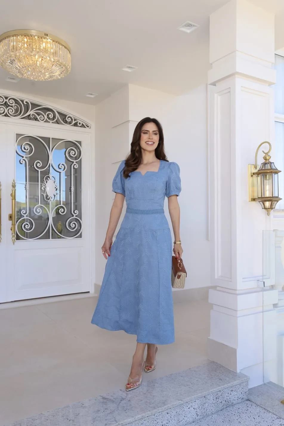 Vestido midi azul em tecido jacquard, com decote coração, mangas balão e saia rodada