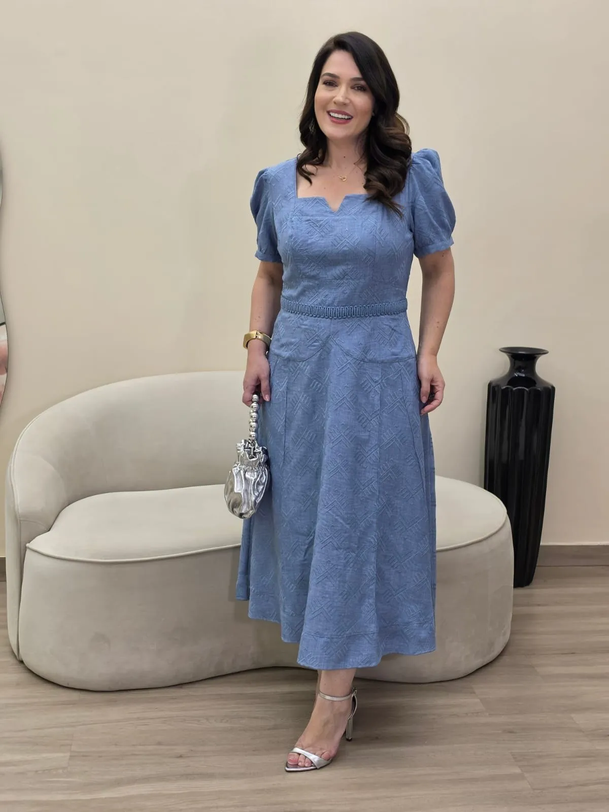 Vestido midi azul em tecido jacquard, com decote coração, mangas balão e saia rodada