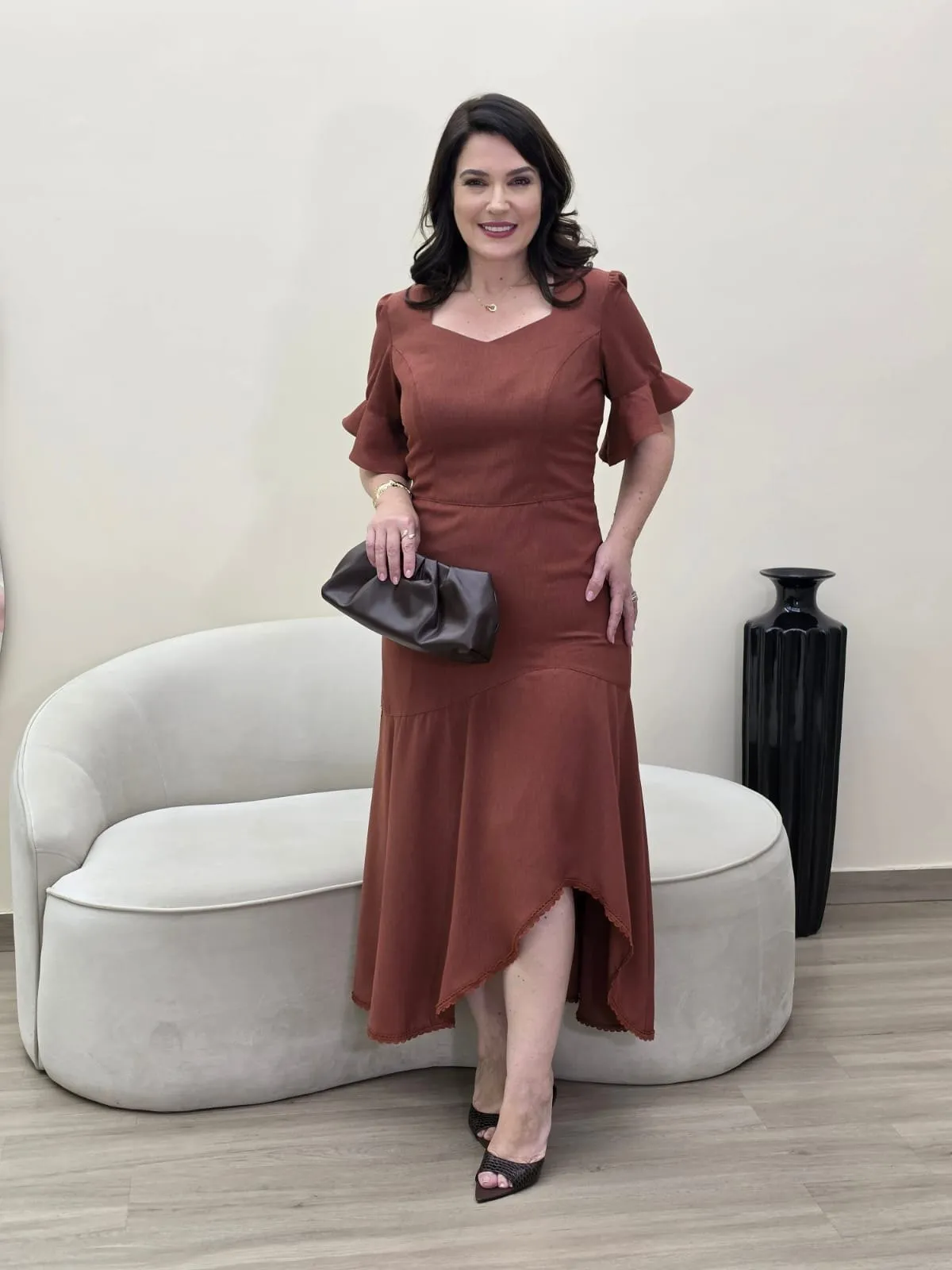 Vestido midi terracota de corte sereia, com decote coração e mangas curtas com folho