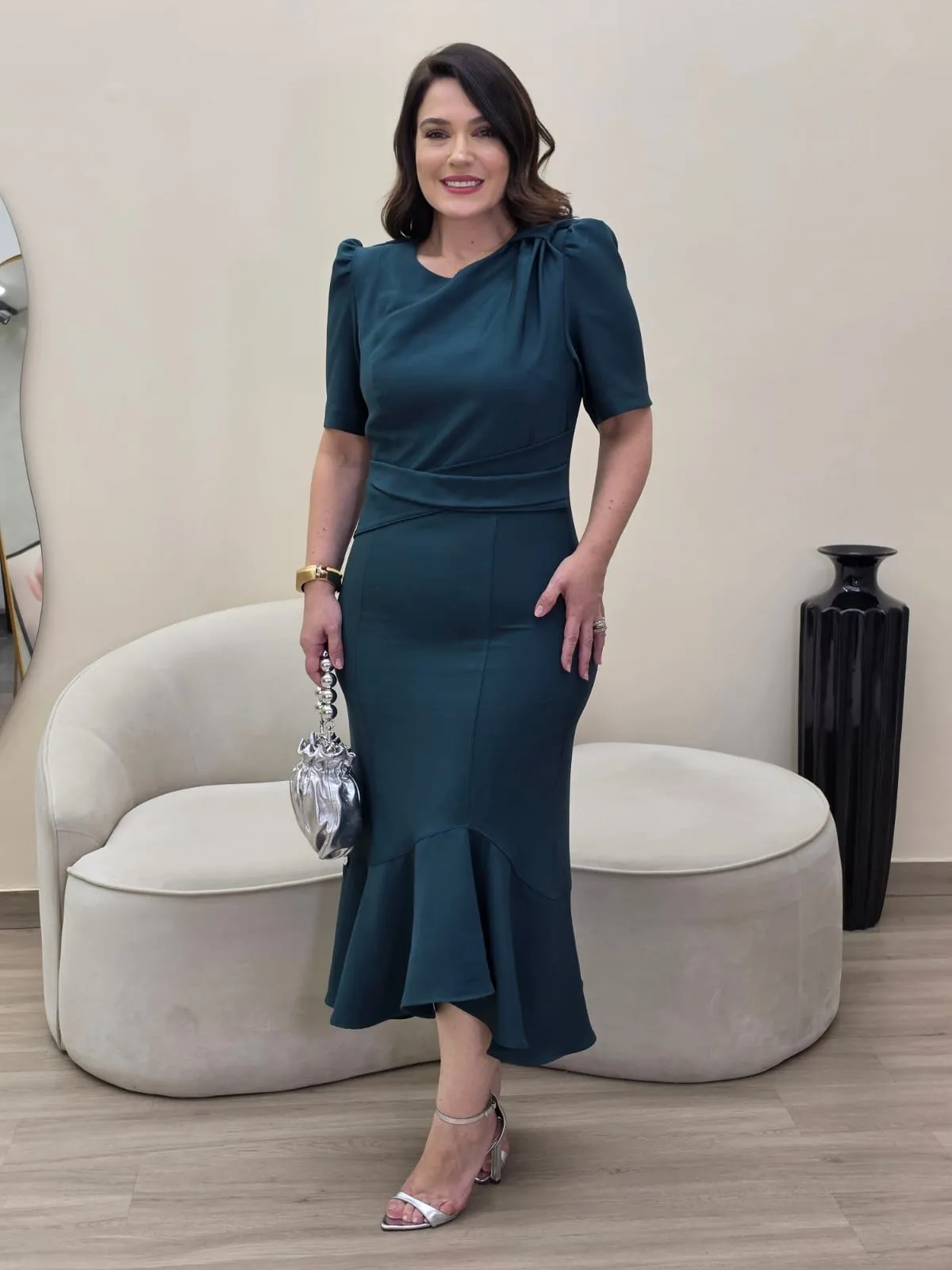 Vestido midi verde-petróleo de corte sereia, com cós largo na cintura e mangas curtas franzidas