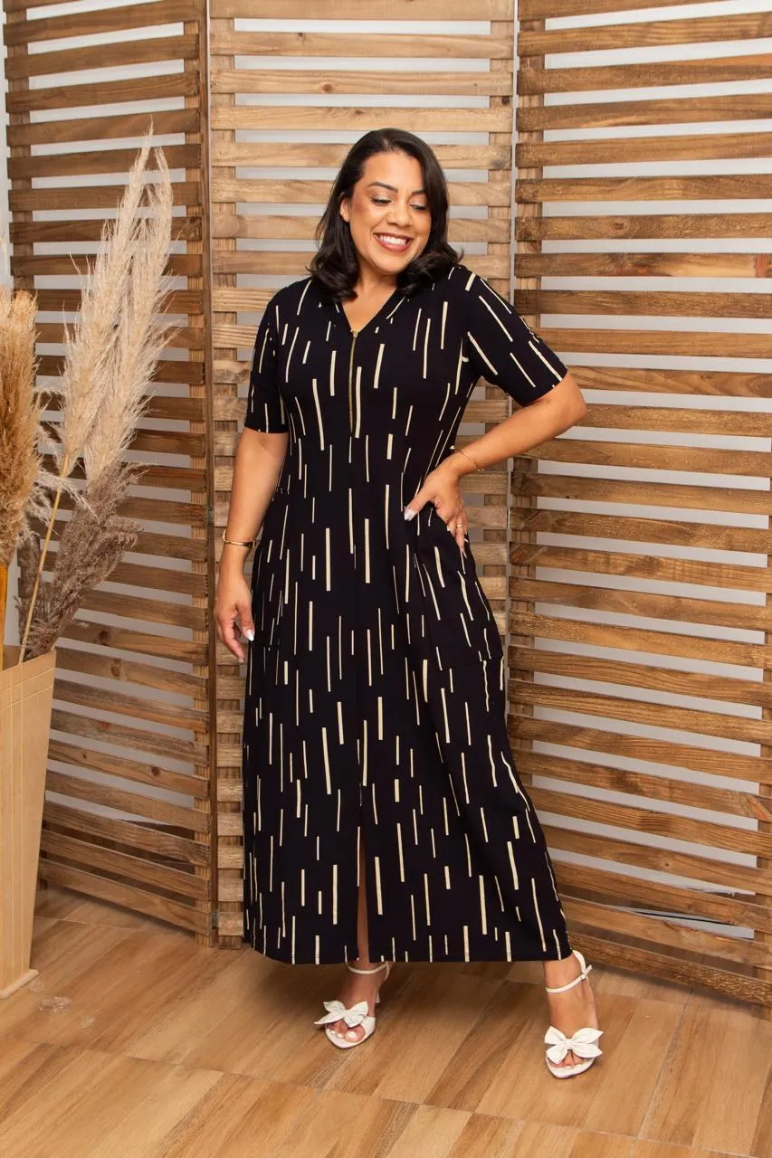 Vestido comprido preto com padrão tracejado bege, colarinho e fecho à frente